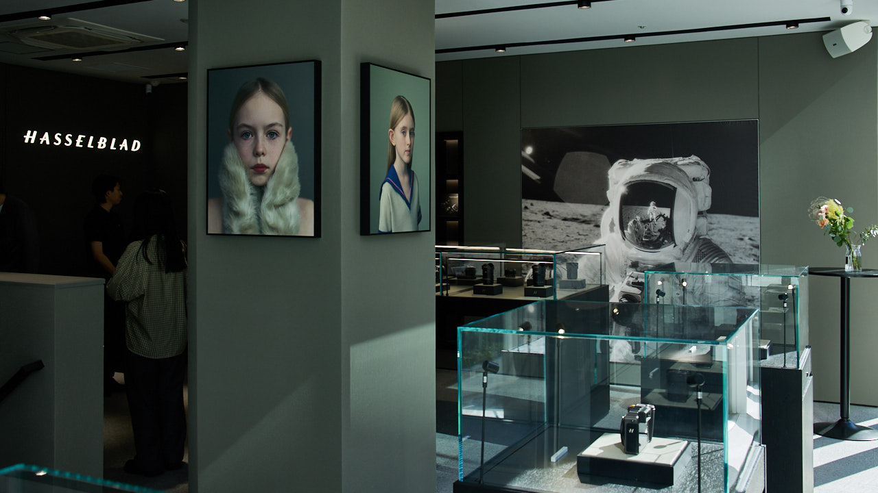 月面撮影の写真などを展示したHasselbladフロア