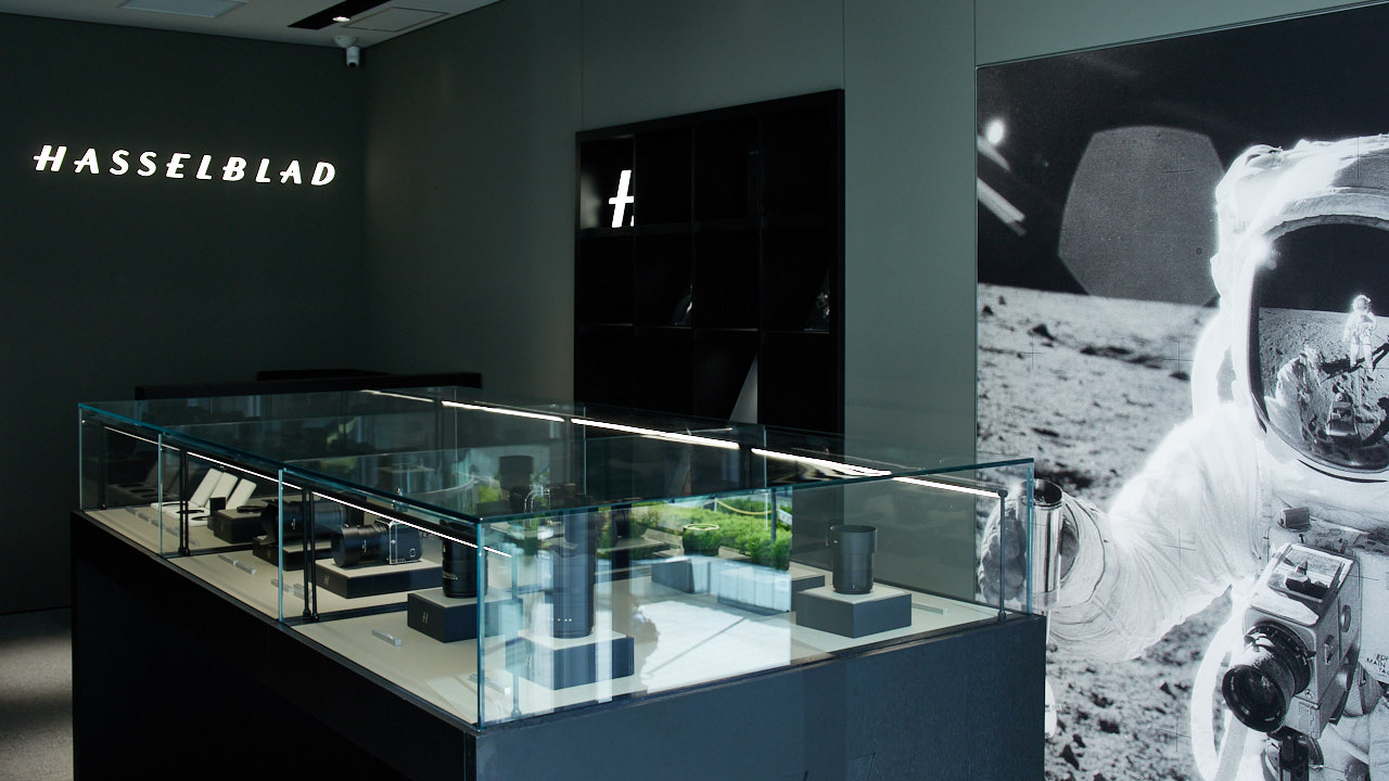 Hasselbladの展示ケースと月面撮影に関する写真