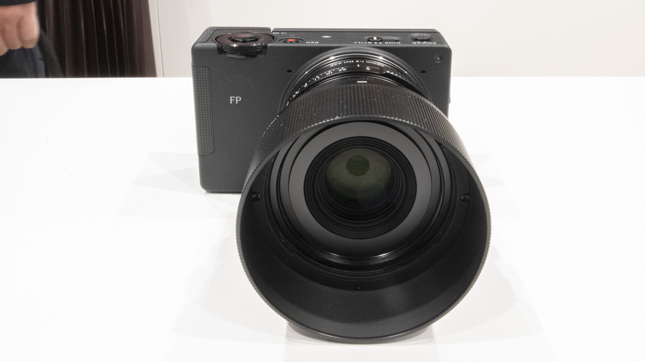 Sigma FP2の正面